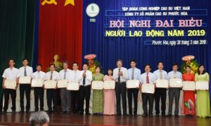 Đại diện lãnh đạo VRG trao bằng khen Tập đoàn cho các tập thể và cá nhân đạt thành tích xuất sắc trong lao động