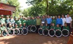 Lãnh đạo Công đoàn Cao su VN và Công đoàn Cao su Phú Riềng trao thưởng cho CNLĐ. Ảnh: Vũ Phong