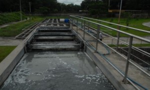 Giảm sử dụng hóa chất trong xử lý nước thải giúp công ty tiết giảm chi phí và góp phần bảo vệ môi trường. Ảnh: Vũ Phong