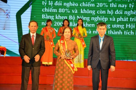 Chị Trương Thị Phượng được tuyên dương Ảnh: ĐÀO PHONG