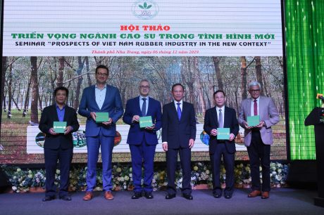 Chủ tịch Hiệp hội Cao su VN, Chủ tịch HĐQT VRG tặng quà lưu niệm cho các báo cáo viên tại Hội thảo
