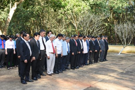 Lãnh đạo, nguyên lãnh đạo VRG qua các thời kỳ, cùng các đại biểu trung ương và địa phương trước tượng đài Phú Riềng Đỏ. Ảnh: Vũ Phong.