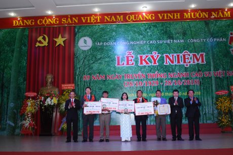 Lãnh đạo VRG và Công đoàn Cao su VN trao giải thưởng Cao su Việt Nam năm 2018. Ảnh: Vũ Phong