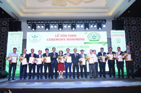 Thứ trưởng Bộ NN&PTNT và Chủ tịch Hiệp hội Cao su VN trao giấy chứng nhận Nhãn hiệu "Cao su Việt Nam" cho 14 công ty