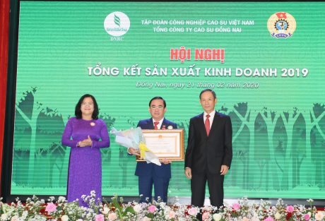 Ông Đỗ Minh Tuấn - TGĐ TCT đón nhận Huân chương lao động hạng 3