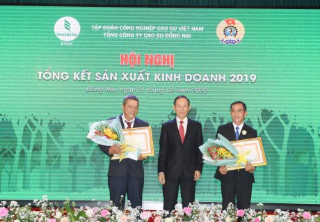 Ông Trần Ngọc Thuận - Bí thư Đảng ủy, Chủ tịch HĐQT trao bằng khen của Thủ tướng chính phủ cho các cá nhân