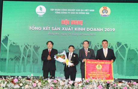 Ông Phan Mạnh Hùng - Chủ tịch Công đoàn CSVN trao cờ thi đua xuất sắc của Tổng Liên đoàn LĐVN cho công đoàn TCT