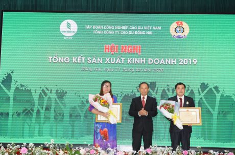 Dịp này, Nông trường An Viễng và Nông trường Túc Trưng vinh dự nhận bằng khen của Bộ NN & PTNT