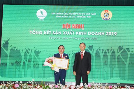 Ông Đỗ Minh Tuấn - TGĐ TCT thay mặt CB.CNVC - LĐ nhận bằng khen của Ủy ban quản lý vốn Nhà nước tại doanh nghiệp