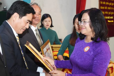 Bà Nguyễn Hòa Hiệp - Phó Chủ tịch UBND tỉnh Đồng Nai trao bằng khen của tỉnh cho các tập thể đạt thành tích xuất sắc trong năm 2019