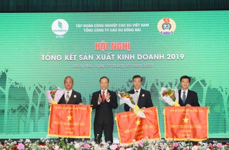 Ông Trần Ngọc Thuận - Bí thư Đảng ủy, Chủ tịch HĐQT VRG trao cờ thi đua xuất sắc cho các tập thể