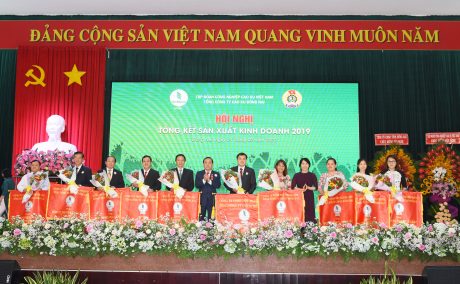 Các tập thể nhận cờ thi đua của TCT