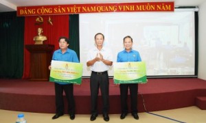 Ông Trần Ngọc Thuận - Bí thư Đảng ủy, Chủ tịch HĐQT VRG trao biểu trưng hỗ trợ chương trình Ánh sáng Công đoàn và Mái ấm Công đoàn trong lễ phát động