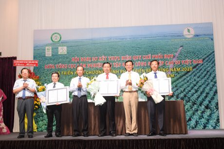 Ông Cao Chí Công – Phó Tổng Cục trưởng Tổng cục Lâm nghiệp (ngoài cùng bên phải) và ông Trần Ngọc Thuận – Chủ tịch HĐQT VRG (thứ 3 từ trái qua) trao chứng Chỉ rừng Việt Nam cho 3 công ty Phú Riềng, Dầu Tiếng, Bình Long