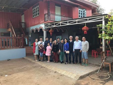 Gia đình anh Nguyễn Vũ Thịnh cùng đại gia đình bên nội chụp tại nhà ở Lào