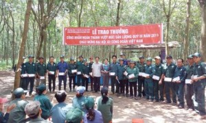 Lãnh đạo CĐ Cao su Dầu Tiếng trao thưởng cho công nhân NT Minh Thạnh vượt sản lượng quý III/2019.