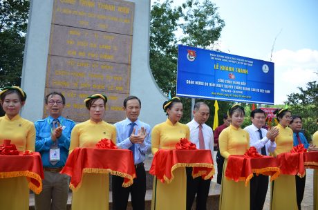 Lãnh đạo VRG, tỉnh Bình Phước, Hội LHTN VN cắt bằng khánh thành công trình thanh niên “Xây dựng hệ thống khuôn viên tại Bia kỷ niệm 70 năm Cách mạng Tháng 10 Nga”. Ảnh: Đào Phong