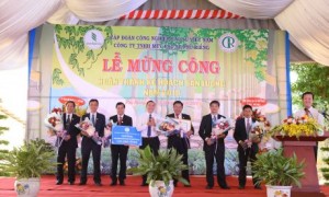 Ông Lê Thanh Tú – Phó TGĐ VRG trao thưởng cho công ty