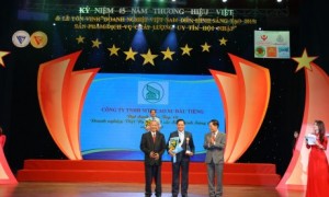 Đoàn thăm hỏi, tặng quà cho các cháu thiếu nhi tại dự án Phước Hòa – Kampong Thom.