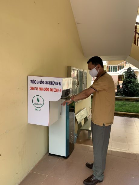 Hinh 2-Đ:c Bùi Đình Ninh-Chủ tịch công đoàn