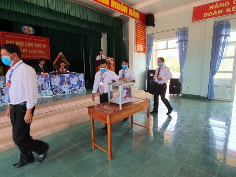 ĐVTN phát nước, khẩu trang, tờ rơi tuyên truyền dịch bệnh COVID-19