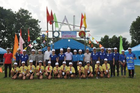 ĐVTN phát nước, khẩu trang, tờ rơi tuyên truyền dịch bệnh COVID-19