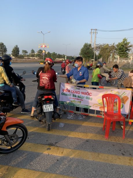 ĐVTN phát nước, khẩu trang, tờ rơi tuyên truyền dịch bệnh COVID-19