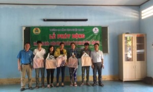 Tặng quà cho công nhân