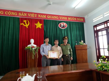 Thượng Tá Trịnh Khắc Cường trao Giấy khen cho đại diện lãnh đạo Công ty CP CS Sa Thầy