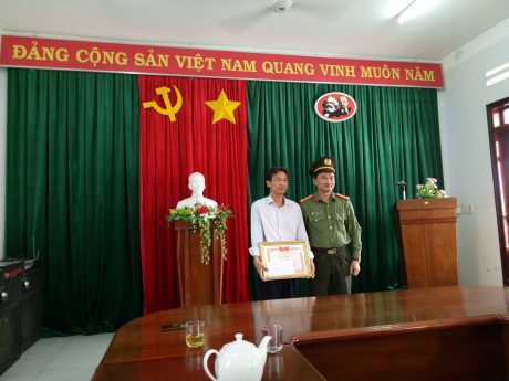 Thượng Tá Trịnh Khắc Cường trao Giấy khen cho đồng chí Đỗ Thanh Nam - Bí Thư ĐU, TGĐ  Công ty CP CS Sa Thầy