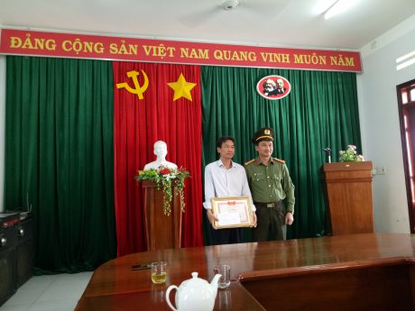 Thượng Tá Trịnh Khắc Cường trao Giấy khen cho đồng chí Đỗ Thanh Nam - Bí Thư ĐU, TGĐ Công ty CP CS Sa Thầy