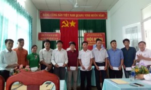 ông Ngô Lê Sáu - Khối trưởng năm 2019 (ngoài cùng bên phải) và ông Lê Thế Hà - khối phó 2019 (ngoài cùng bên trái). Trao thưởng cho các cá nhân xuất sắc