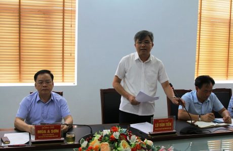 Đồng chí Lò Văn Tiến -  Phó Chủ tịch UBND tỉnh Điện Biên báo cáo tình hình thực hiện Dự án phát triển cây cao su trên địa bàn tỉnh.