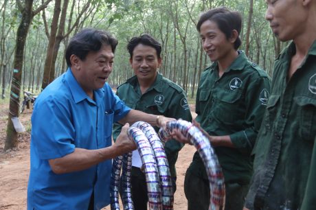 Chủ tịch CĐ CSVN Phan Mạnh Hùng tặng quà cho CN của TCT Cao su Đồng Nai trong phong trào thi đua nước rút. Ảnh: Bảo Khánh.  