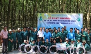 Lãnh đạo Công đoàn Cao su VN và Công đoàn công ty tặng quà cho công nhân.