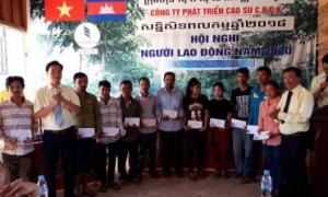Lãnh đạo công ty khen thưởng cho các cá nhân đạt thành tích xuất sắc năm 2019