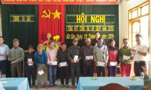 Tặng quà cho mẹ Việt Nam anh Hùng Lưu Thị Sinh