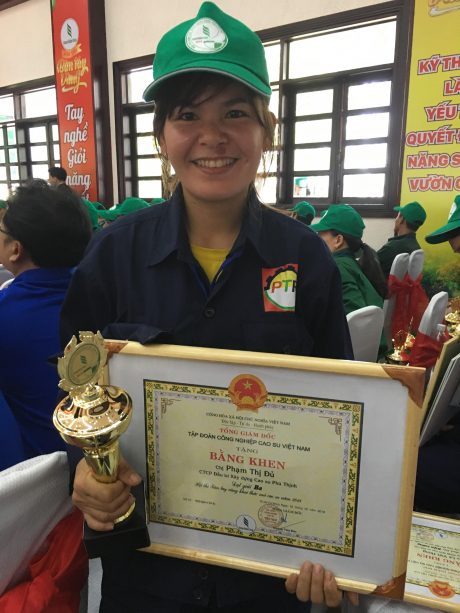 Phạm Thị Đủ vui mừng với giải ba Hội thi Bàn tay vàng cấp ngành năm 2018. 