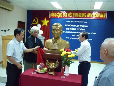 Công đoàn Cao su VN đón nhận bức tượng của đ/c Trần Tử Bình do Hội Khoa học Lịch sử VN và gia đình đ/c Trần Tử Bình trao tặng, vào năm 2010. Ảnh: Bình Nguyên