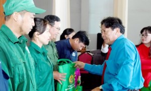 Ông Phan Mạnh Hùng - Chủ tịch CĐ CSVN trao quà cho CNLĐ tại lễ phát
động Tháng Công nhân năm 2019. Ảnh: Vũ Phong