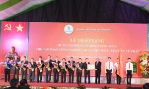 VRG vinh dự đón nhận Huân chương Lao động hạng Nhất tại lễ kỷ niệm 90 năm thành lập Chi bộ Đông Dương Cộng sản Đảng - Truyền thống ngành cao su VN, vào ngày 26/10/2019. Ảnh: Vũ Phong