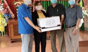Ban lãnh đạo, BTV Công đoàn Cao su Chư Sê đã đến từng đơn vị cơ sở cấp phát miễn phí 3.000 khẩu trang y tế cho
người lao động. Ảnh: Kim Liên.