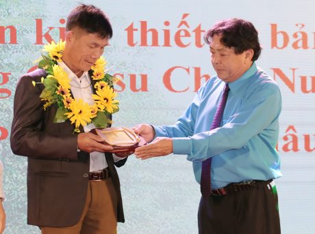 Ông Phan Mạnh Hùng – Chủ tịch Công đoàn CSVN trao thưởng tại Lễ tuyên dương CNVC-LĐ tiêu biểu, xuất sắc các đơn vị miền núi phía Bắc, ngày 25/12/2018.
