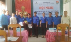 Các đ/c đại biểu trao quyết định và chúc mừng BCH khóa VI, nhiệm kỳ 2017 - 2022
