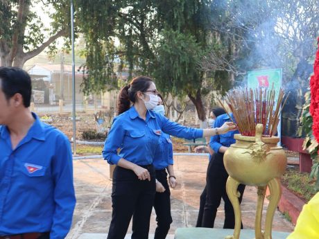 Tại lễ dâng hương, ĐTN công ty đã bàn giao công trình, phần việc thanh niên trị giá 20 triệu đồng nhằm chỉnh trang lại công viên 25/3