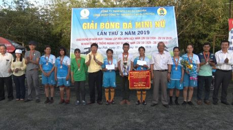 Ông Phạm Đình Luyến - Tổng GĐ Công ty trao cúp và cờ cho đội vô địch