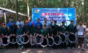 Ông Phan Mạnh Hùng - Chủ tịch CĐCS Việt Nam tặng quà cho tập thể hoàn thành KHSL năm 2019