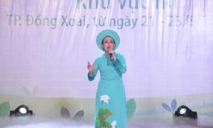 Chị Phan Thị Nguyệt biểu diễn tại Hội diễn Nghệ thuật quần chúng VRG năm 2019, khu vực III. Ảnh: Đào Phong.