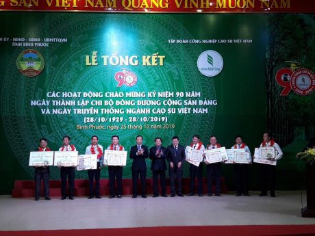 Anh Nguyễn Tri Ân (thứ 3 bên trái qua) vinh dự nhận giải thưởng Cao su Việt Nam