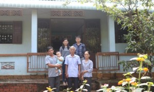Đại gia đình 3 thế hệ làm công nhân cao su của chị Hồng, anh Hóa trước tổ ẩm của mình.
